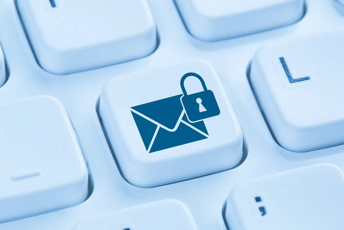 Nahaufnahme einer Tastatur mit einer E-Mail-Schaltfläche